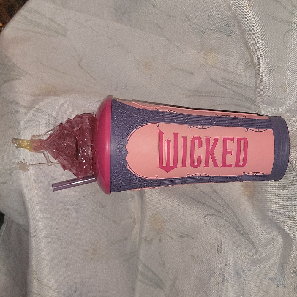 Wicked - Picture 3 of 8